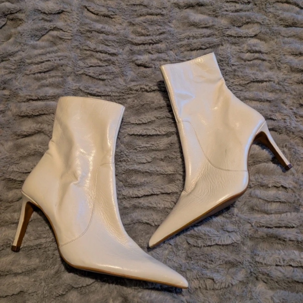 Elegant White Heeled Boots